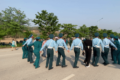 Khoảnh khắc đặc biệt người dân Điện Biên cùng các chiến sĩ 'nối vòng tay lớn'