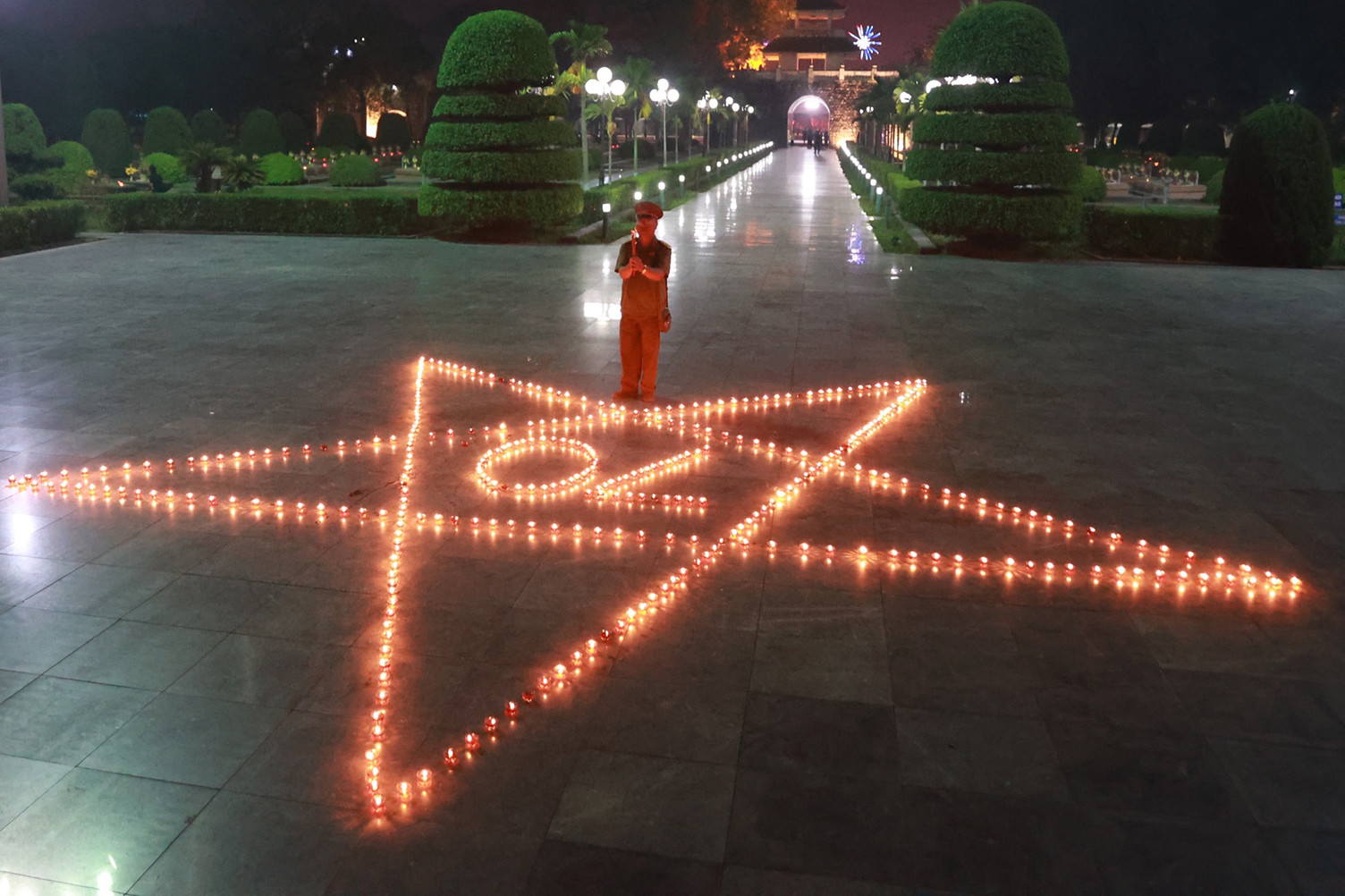 Nghĩa trang liệt sỹ A1 Điện Biên Phủ lung linh hoa nến