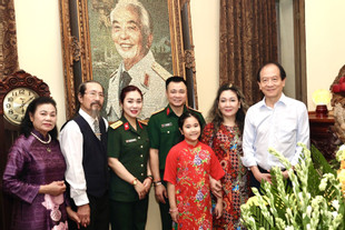 NSND Tự Long cùng gia đình vào Lăng viếng Bác, thăm nhà Đại tướng Võ Nguyên Giáp
