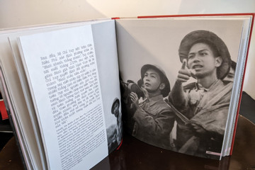 Ra mắt sách ảnh 'Điện Biên Phủ - Những khoảnh khắc từ lịch sử' bằng 3 thứ tiếng