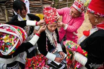 Close-up of a wedding ceremony of Red Dao people