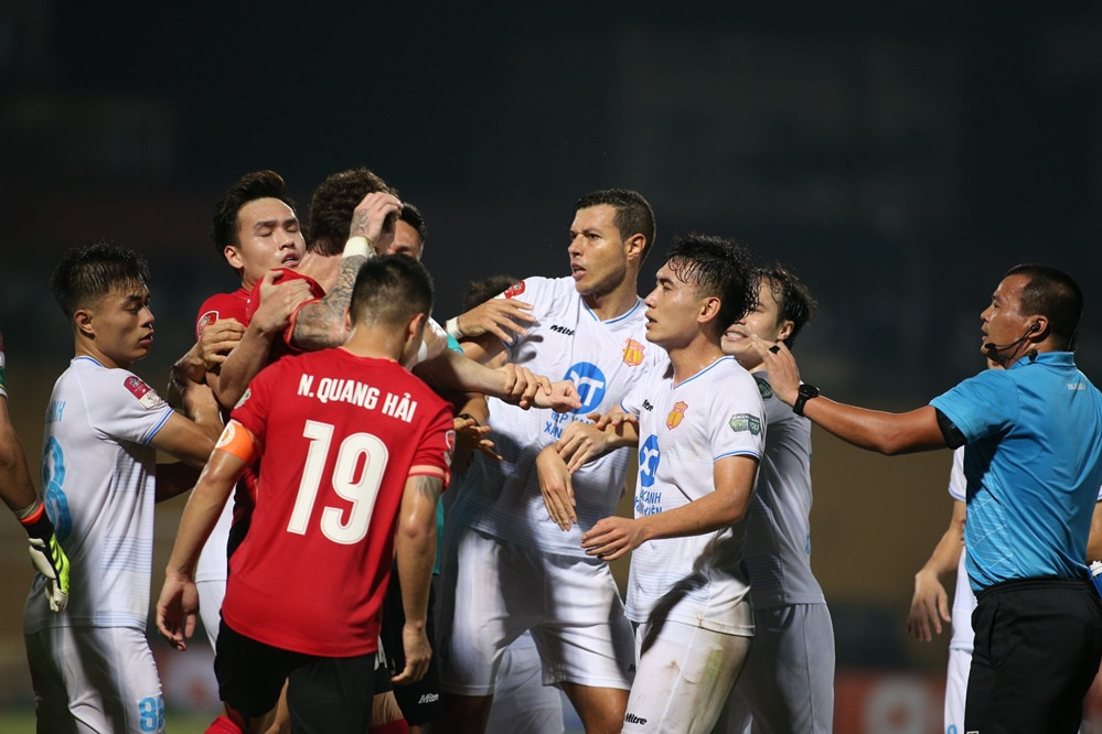  Trực tiếp bóng đá CAHN 2-2 Nam Định: Tuyệt phẩm gỡ hòa