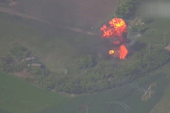 Video kho đạn dã chiến Ukraine cháy dữ dội sau đòn tấn công của pháo binh Nga