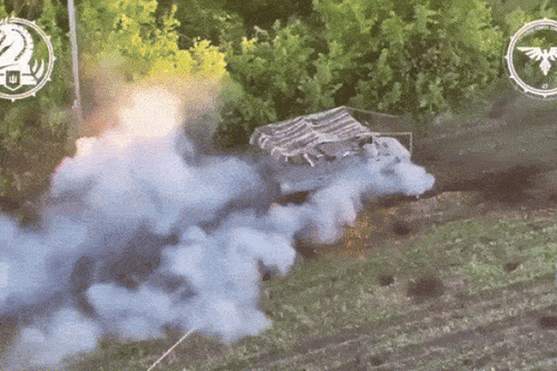 Video xe chiến đấu Bradley Ukraine bắn nổ xe bọc thép của Nga gần Avdiivka