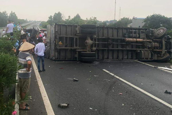 6 ô tô đâm liên hoàn trên cao tốc Nội Bài - Lào Cai