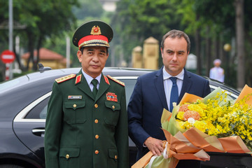 Bộ trưởng Quân đội Pháp thăm Việt Nam: Khép lại quá khứ, hướng tới tương lai