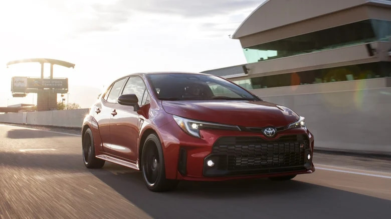 cac doi xe toyota corolla tu tot nhat toi te nhat hinh anh 2