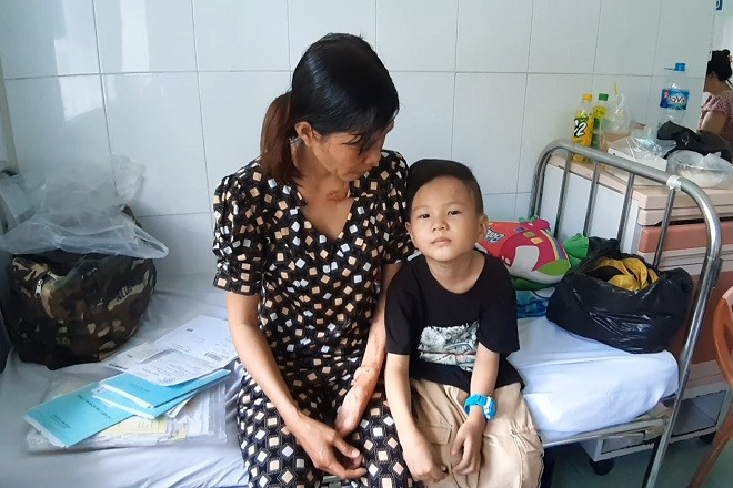 Cha mẹ khổ sở khi người con duy nhất mắc bệnh máu hiểm nghèo