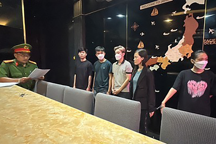 Chủ và nhân viên nhà hàng ở TP.HCM dùng ‘chiêu bẩn’ cưỡng đoạt tiền của khách