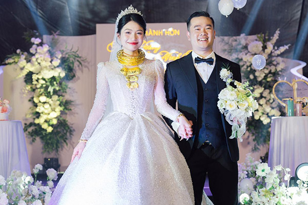 Cô dâu đeo vàng trĩu cổ trong đám cưới tiết lộ chuyện tình yêu bên xứ người