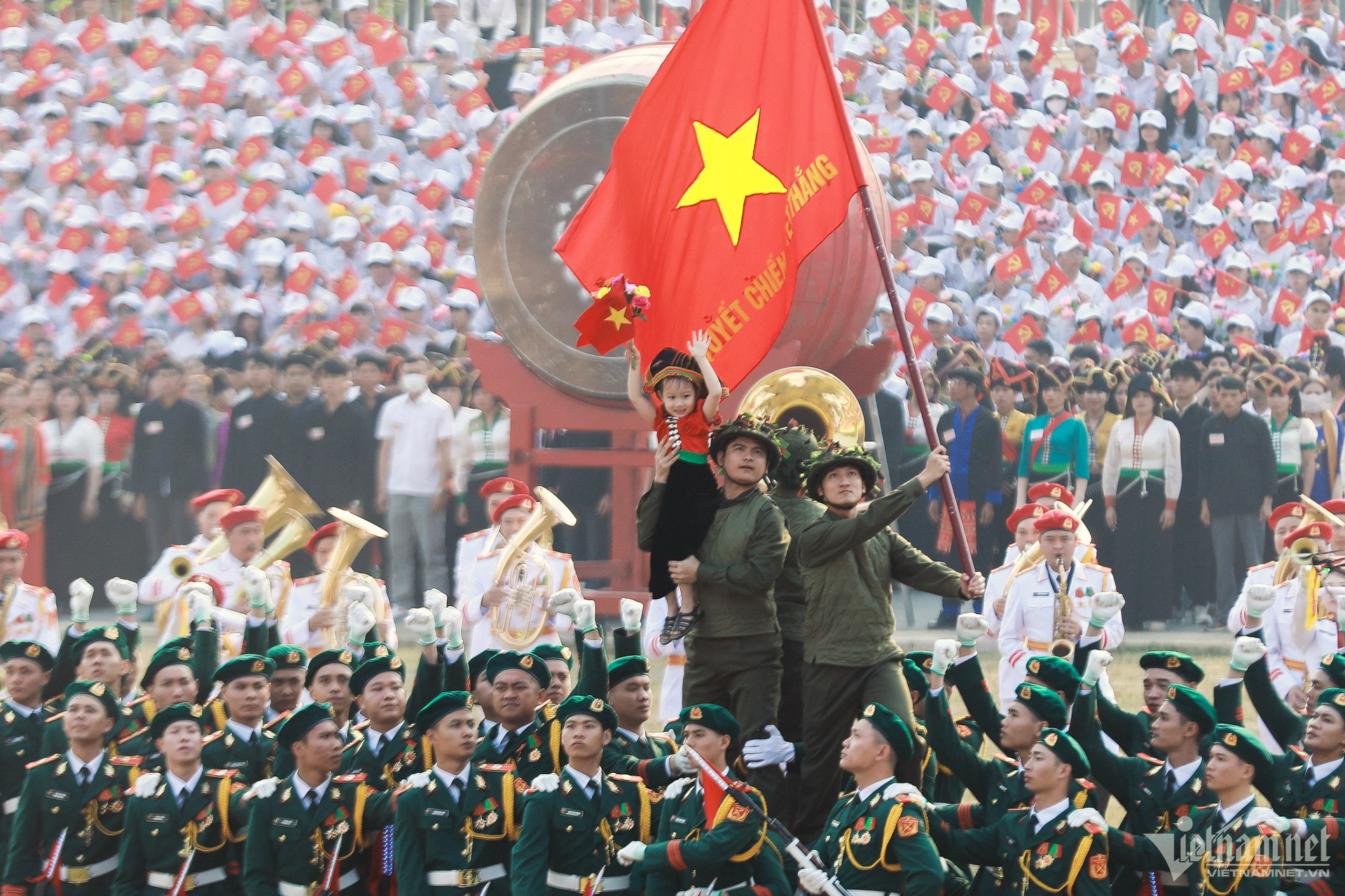 em be dien bien 70 nam chien thang dien bien phu 11 2.jpg