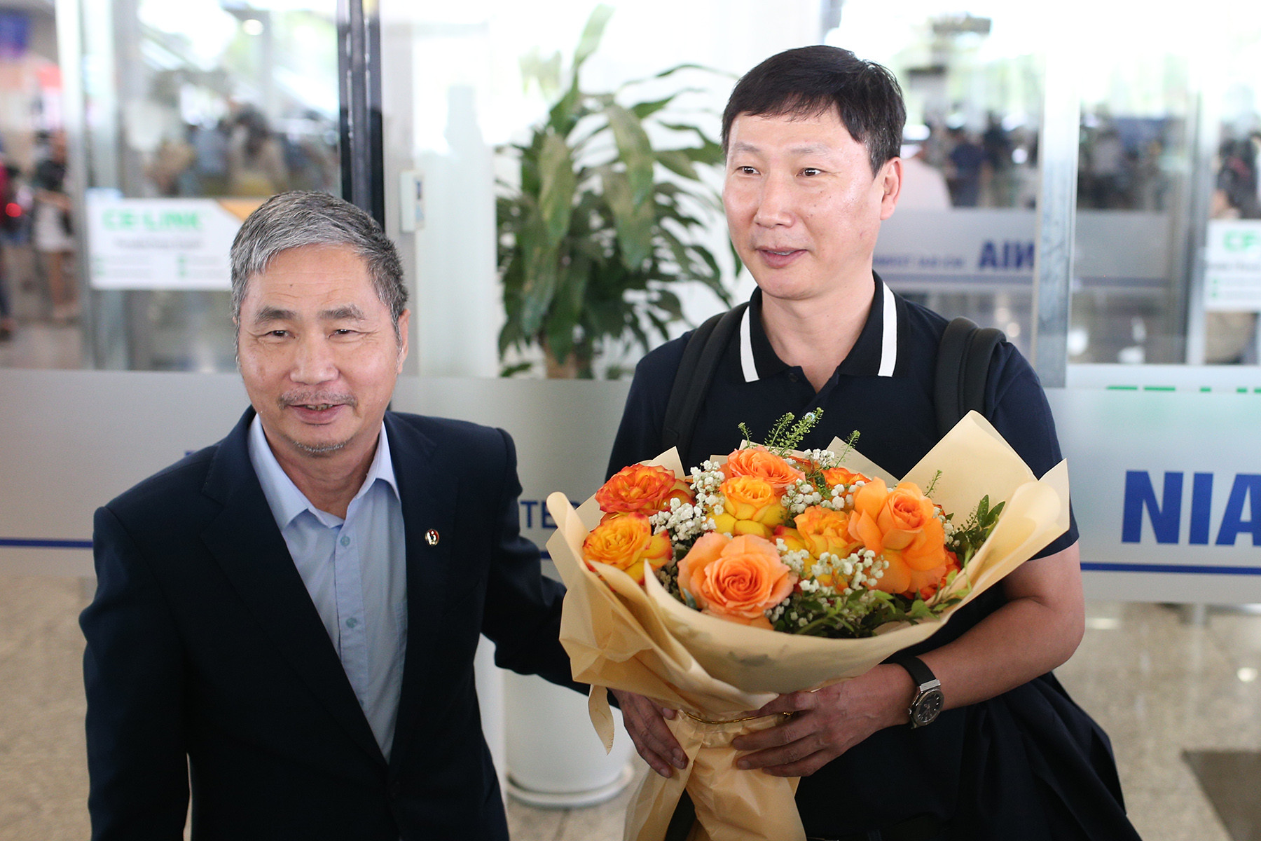 HLV Kim Sang Sik ra mắt: Kỳ vọng thành công như thầy Park