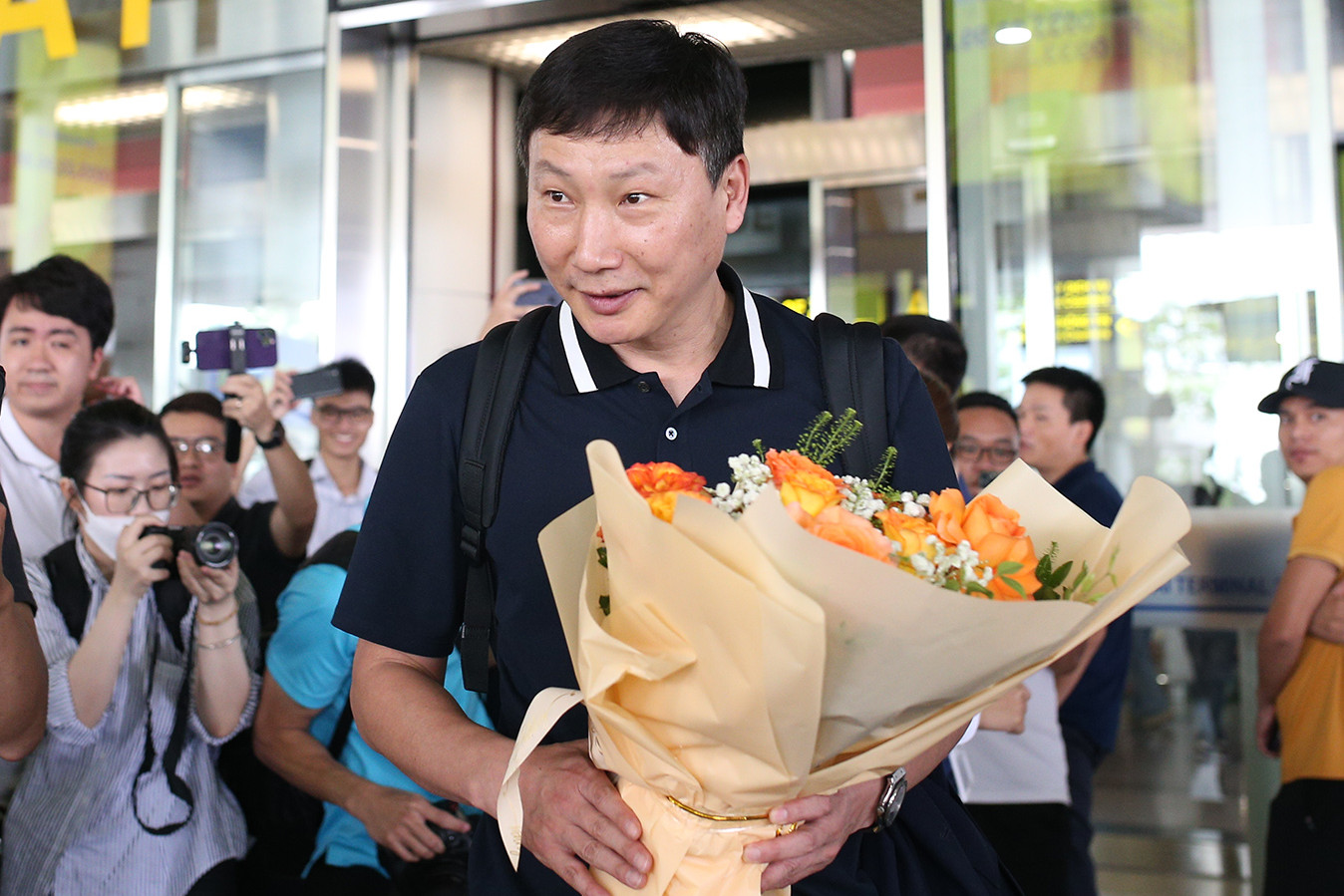 HLV Kim Sang Sik thân thiện, khiêm tốn khi đến Hà Nội