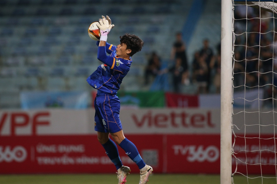 Kết quả bóng đá hôm nay 5/5/2024: Bùi Tiến Dũng giúp HAGL có 3 điểm