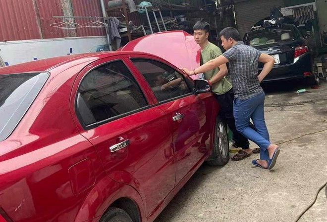 Mùa nắng nóng, nhiều chủ ô tô vất vả tìm nơi bảo dưỡng điều hòa