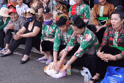 Người Điện Biên dậy từ 3h sáng, mang cơm nắm háo hức xếp hàng chờ xem diễu binh