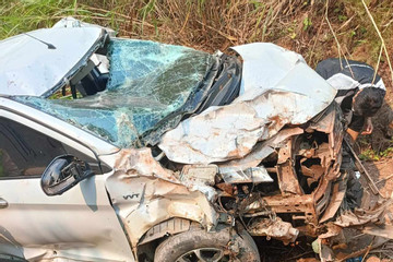 Ô tô mất lái, 5 người trong gia đình rơi xuống vực sâu ở Điện Biên
