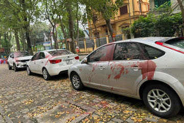 Tạm giữ hình sự 4 đối tượng tạt sơn vào nhiều ô tô ở Hà Nội