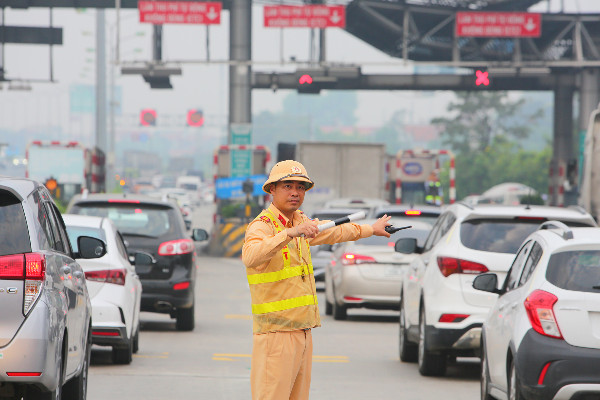 Thủ tướng biểu dương tinh thần 'thức cho dân ngủ, gác cho dân vui chơi' của CSGT