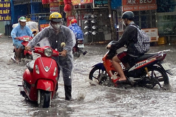 TP.HCM đón trận mưa lớn nhất từ đầu năm, nhiều tuyến đường ngập úng