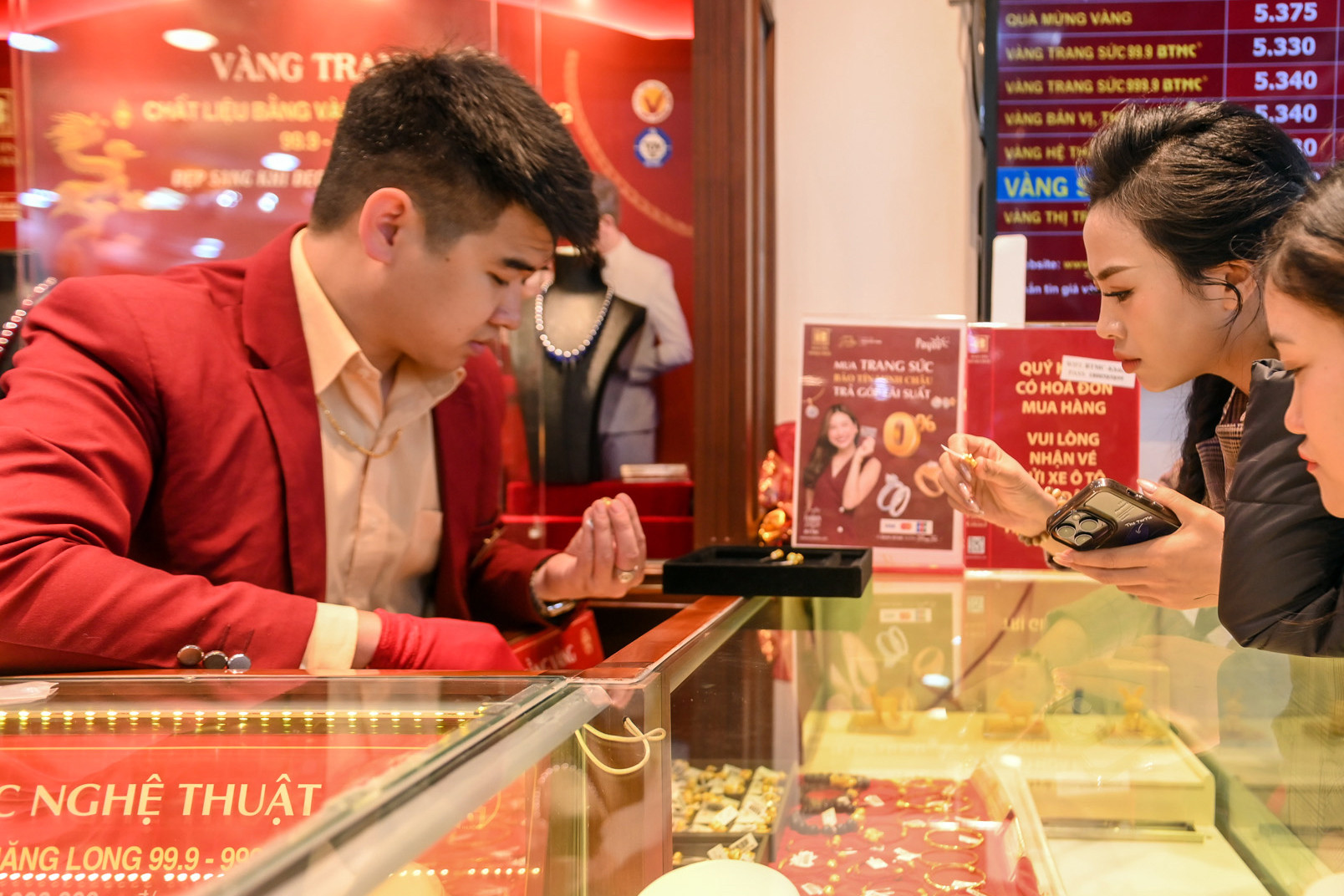 Yêu cầu thanh tra thị trường vàng; kiến nghị không dùng tiền mặt mua, bán vàng