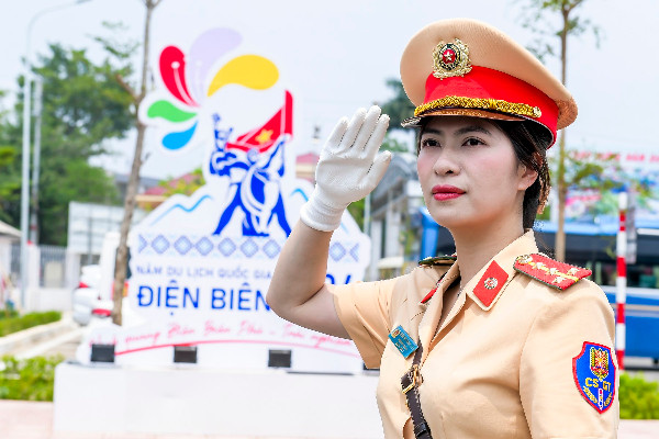 CSGT 'vượt nắng thắng mưa' đảm bảo an toàn giao thông cho đại lễ 7/5