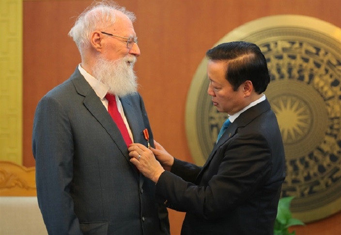 345103 vna potal trao huan chuong huu nghi cho tien si michael parsons.jpeg