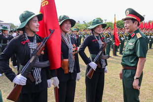 Bộ trưởng Bộ Quốc phòng thăm và động viên khối Quân đội tham gia diễu binh Điện Biên Phủ