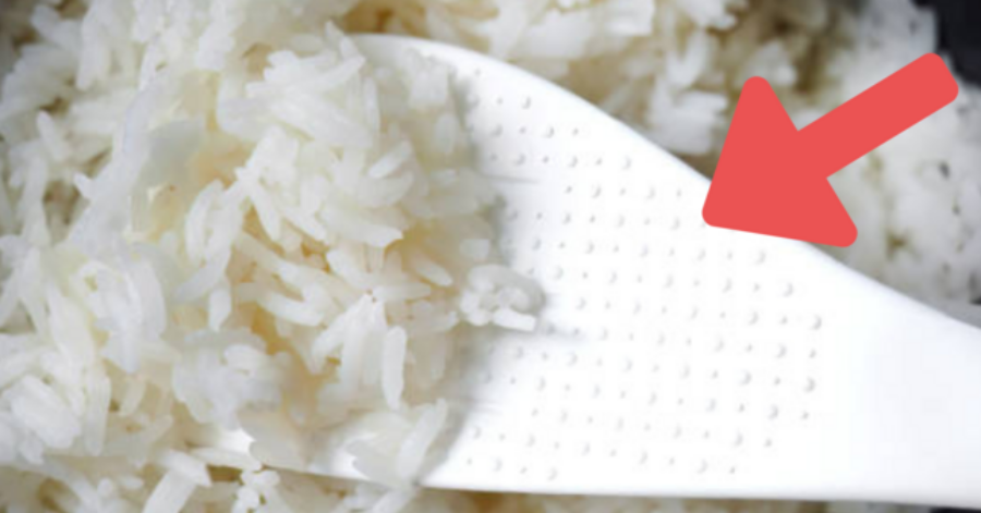 Các chấm sần trên muôi xới cơm trong nồi cơm điện có tác dụng gì?