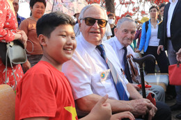 Cậu bé Điện Biên hát 'Hello Việt Nam' tặng Bộ trưởng Quân đội Pháp trên đồi A1