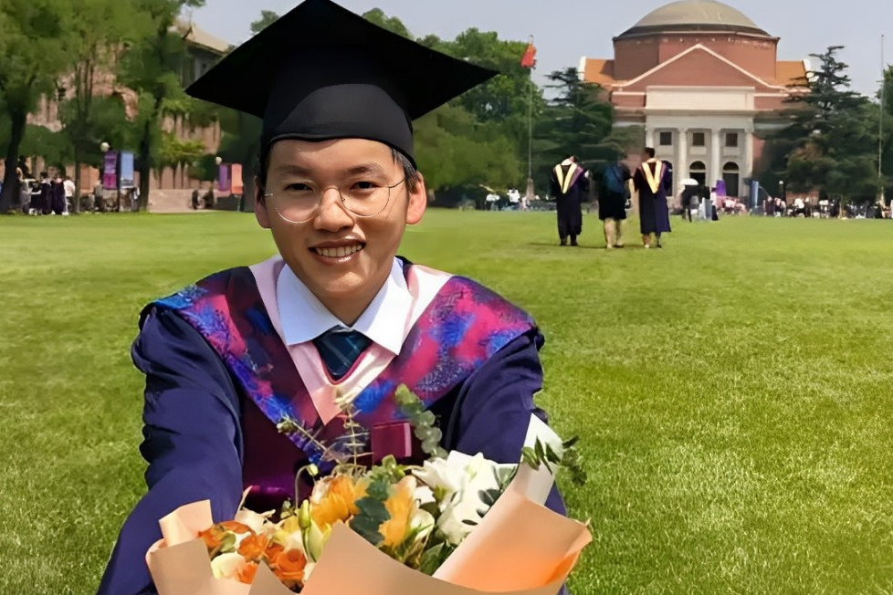 Đang chuyển gạch ở công trường, nam sinh nhận tin đỗ đại học top 1 châu Á