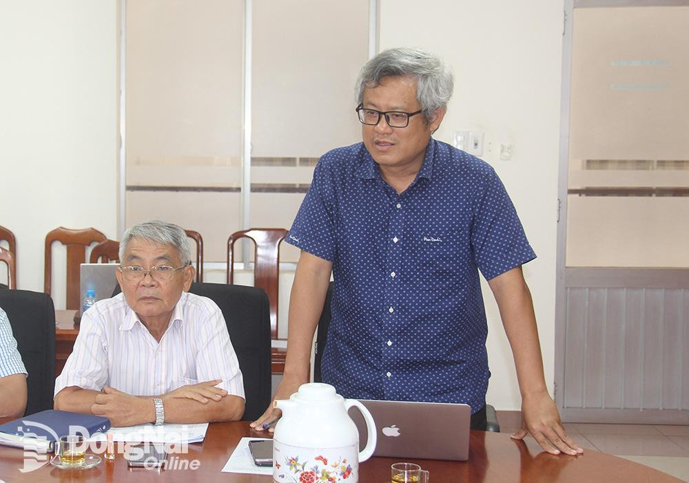 Giám đốc Sở Thông tin và truyền thông Tạ Quang Trường chia sẻ ý kiến tại cuộc họp. Ảnh: Hải Quân