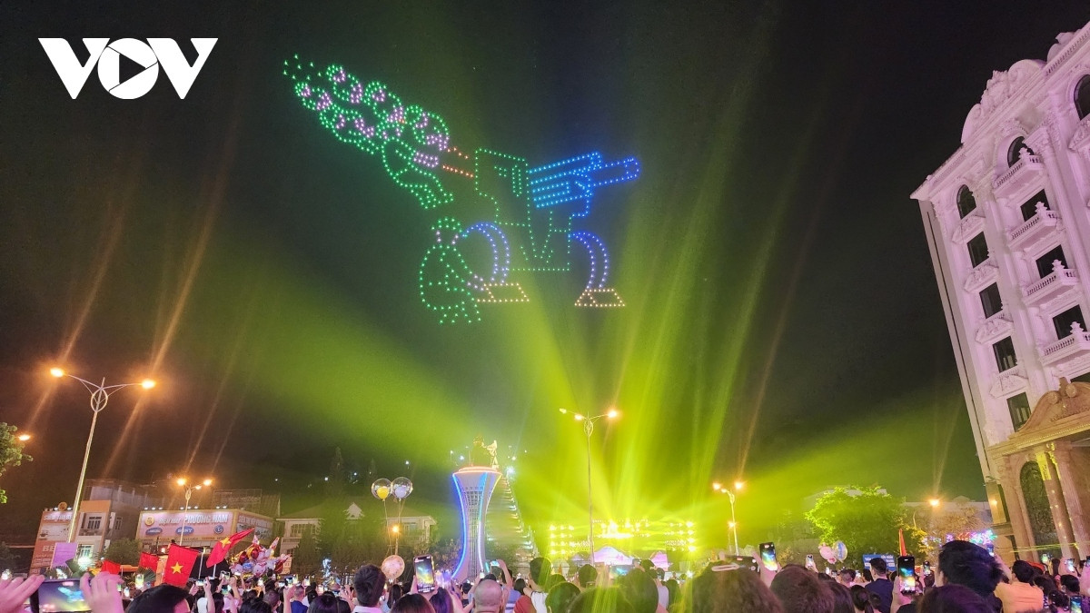 drone show lights up dien bien phu skies ahead of victory day ceremony picture 10