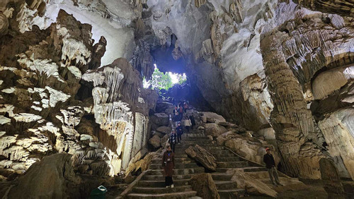 ﻿Exploring the stalactite castle in Quang Binh