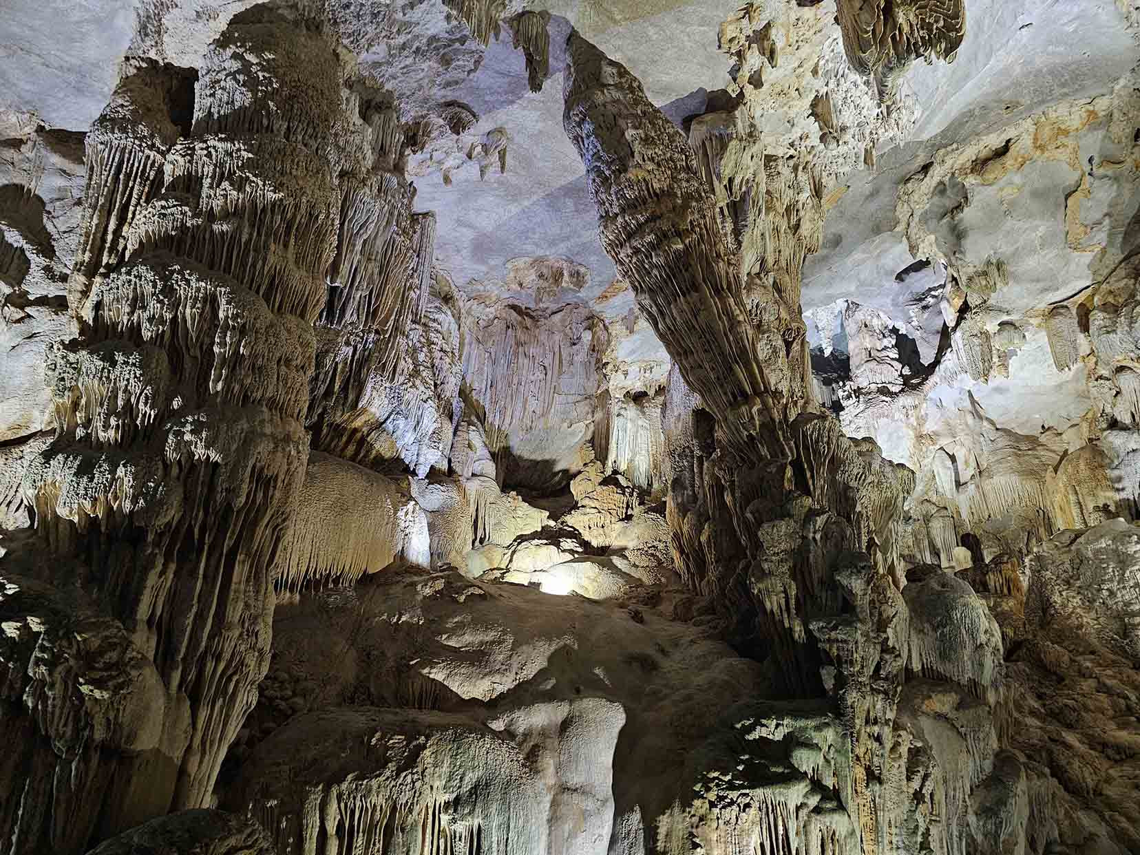 ﻿Exploring the stalactite castle in Quang Binh