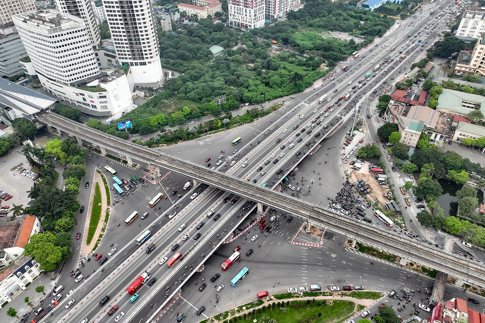 Hà Nội thông xe cầu vượt tại nút giao Mai Dịch