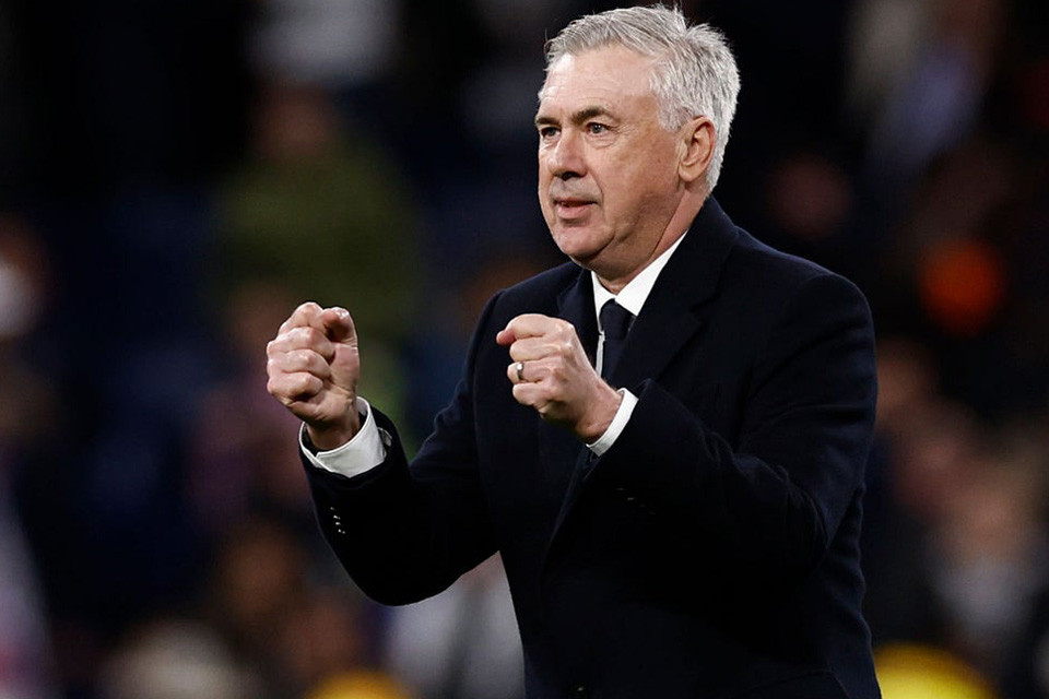 HLV Ancelotti gây sốt với màn ăn mừng Real Madrid vô địch La Liga