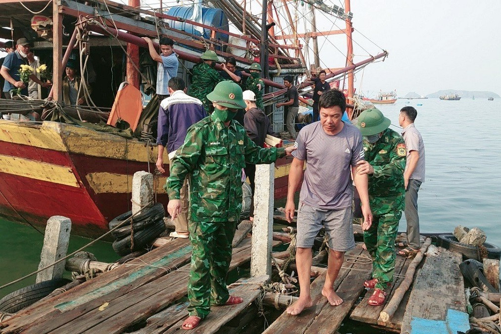 Lập ban chỉ huy tiền phương tìm kiếm 11 ngư dân mất tích trên biển