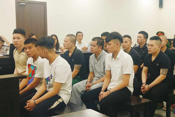 Nhóm 12 người bịt mặt, dùng đoạn mía làm hung khí dồn bắt ‘con nợ’ ở Hà Nội