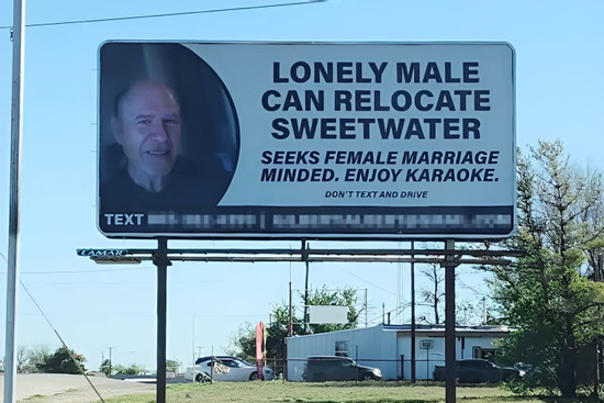 Ông lão 70 tuổi mạnh tay chi tiền đăng quảng cáo tìm bạn gái thích hát karaoke