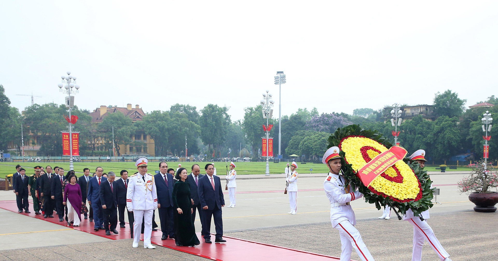 Party and State leaders pay tribute to President Ho Chi Minh
