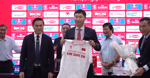 Tân HLV trưởng tuyển Việt Nam Kim Sang Sik chia sẻ 2 điều trong ngày ra mắt 