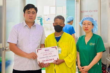 Trao hơn 104 triệu đồng đến chị Nguyễn Thị Tuyến bị chấn thương sọ não