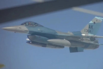 Video chiến cơ Mỹ áp sát máy bay ném bom Tu-95 Nga gần Alaska