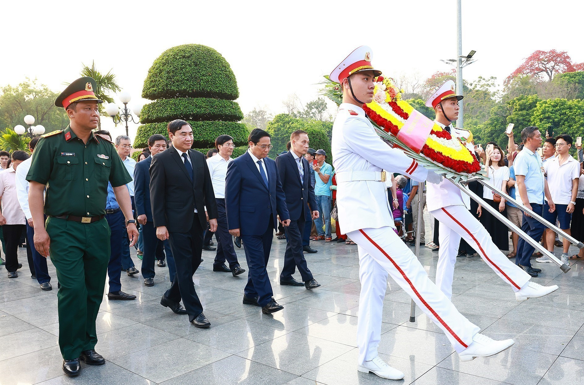 vna potal 70 nam chien thang dien bien phu thu tuong pham minh chinh dang huong tai nghia trang liet si quoc gia a1 7362282.jpg