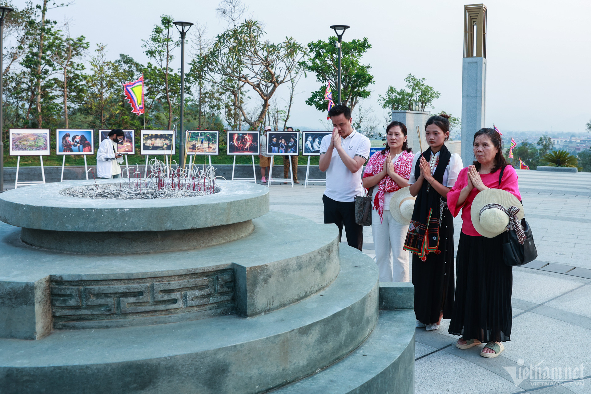 W-ky-niem-70-nam-chien-thang-dien-bien-phu-den-tho-liet-si-16-1.jpg