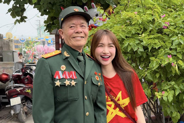 Ảnh đẹp của Trọng Tấn bên vợ, Hòa Minzy hạnh phúc vì đưa ông nội lên Điện Biên