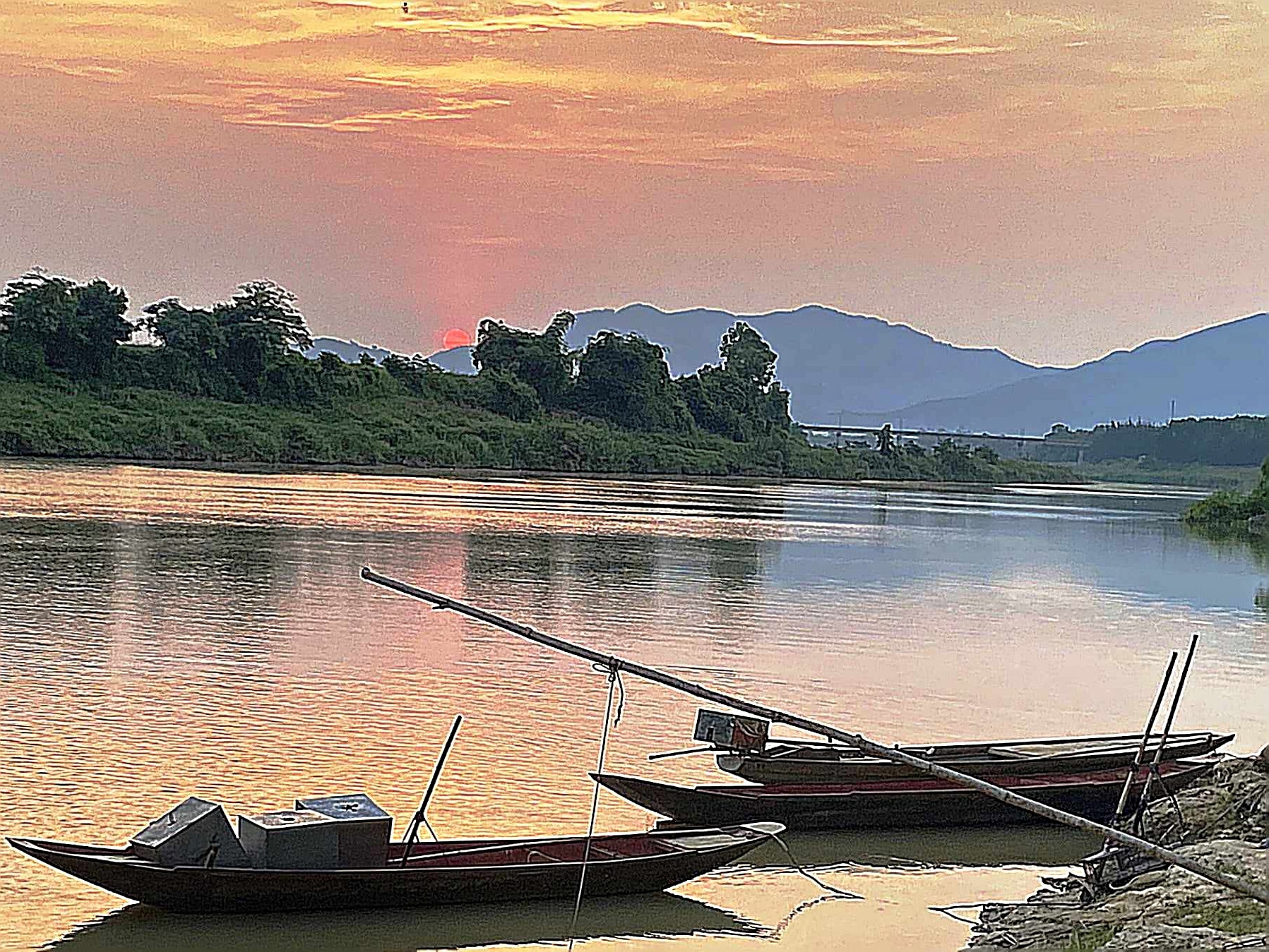 binh minh song con.jpg