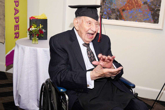 Cựu chiến binh nhận bằng đại học ở tuổi 100