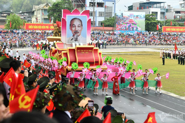 Grand parade for 70th Dien Bien Phu Victory anniversary in photos